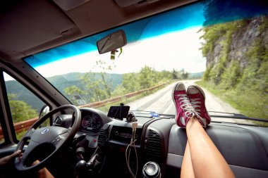 Genç bir çift güneşli bir günde araba yolculuğunun tadını çıkarıyor. Seyahat, doğa, ilişki, birlikte