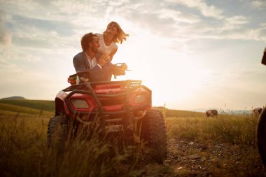 Genç evliler iyi vakit geçirirken doğada güzel bir gün batımında avluya çıkmanın tadını çıkarıyorlar. Binicilik, düğün, doğa, etkinlik