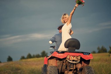 Gelin buketi ile neşeli gelin. Yeni evli çift avluya biniyor. Aşk, evlilik, düğün, mutluluk, çift kavramı.