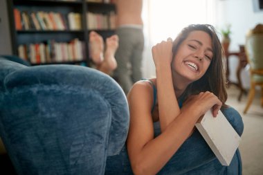 Çekici bir genç kadın evde seksi bir ön sevişme için başvuruyor.