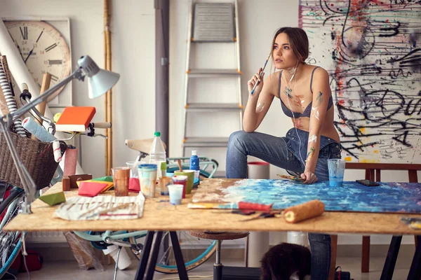 Een Jonge Sexy Aantrekkelijke Vrouwelijke Kunstenares Geniet Van Brainstormen Tijdens — Stockfoto