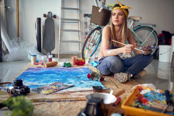 Una Artista Femenina Atractiva Atractiva Sienta Pensativamente Suelo Ambiente Relajado — Foto de Stock