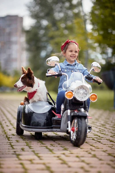 Verticaal Beeld Van Schattig Klein Blank Meisje Rijden Elektrische Motorfiets — Stockfoto