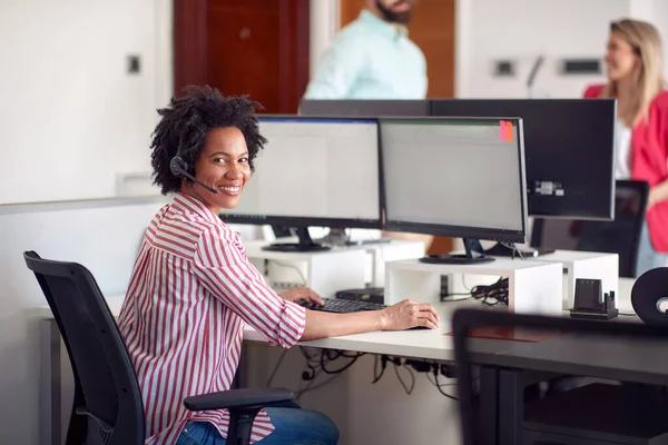 Χαρούμενη Αφρο Αμερικανίδα Που Εργάζεται Πράκτορας Στο Γραφείο — Φωτογραφία Αρχείου