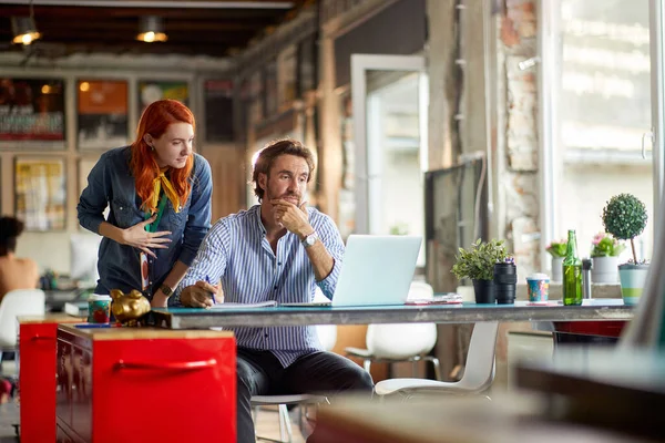 Jóvenes Empleados Cooperan Juntos Trabajo Oficina —  Fotos de Stock