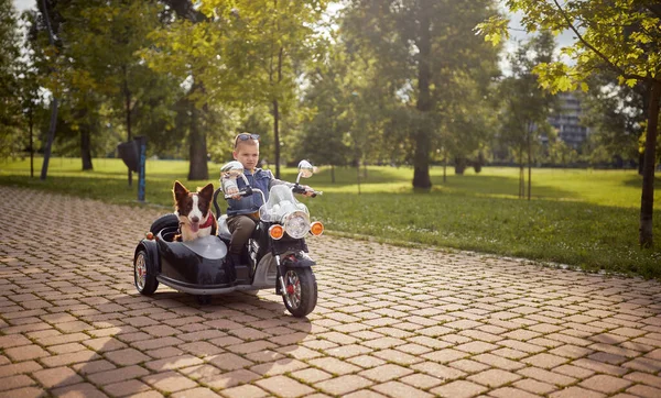 Kleine Jongen Rijden Elektrische Motorfiets Speelgoed Batterij Met Zijspan Zijn — Stockfoto