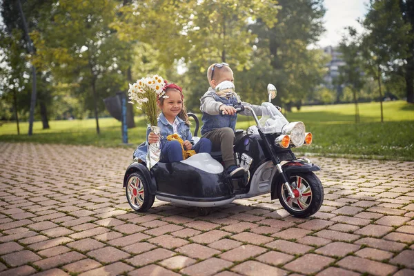 Kaukasische Kinderen Rijden Elektrische Motor Speelgoed Park — Stockfoto