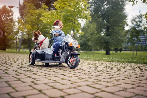 Piękne Kaukaskie Mała Dziewczynka Zabawy Podczas Jazdy Motocykl Elektryczny Sidecar — Zdjęcie stockowe