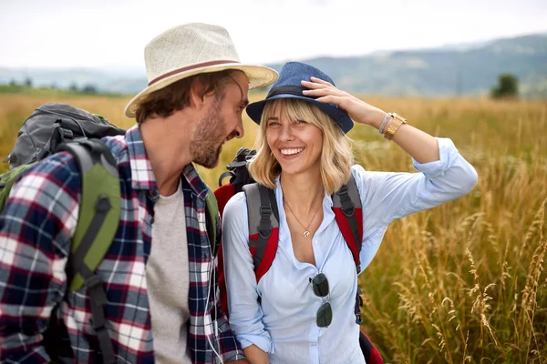 Älskande Omfamnande Par Som Har Roligt Naturen — Stockfoto