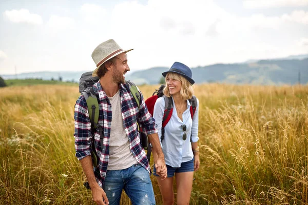 Jovem Casal Sorrindo Caminhadas Campo Pessoas Felizes Viajando Natureza — Fotografia de Stock