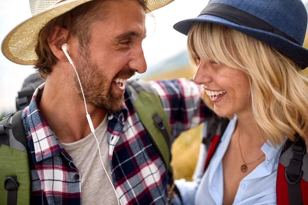 Primer Plano Una Joven Pareja Feliz Enamorada Mientras Pasea Por —  Fotos de Stock