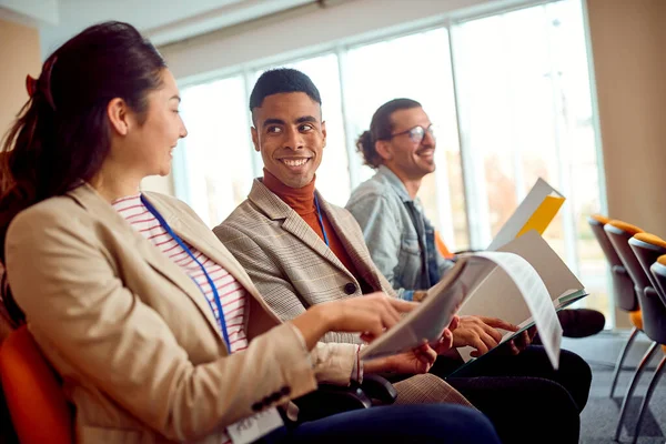 Jóvenes Participantes Están Hablando Escritos Durante Una Conferencia Negocios Ambiente — Foto de Stock