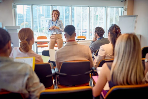 Mulher Negócios Sênior Realizando Palestra Apresentação Congresso — Fotografia de Stock