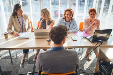 İş gülümseyen kadınlar yaratıcı iş için erkek adayla röportaj yapıyor 
