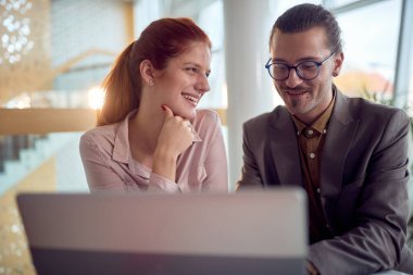 Ofisteki dostane bir atmosferde iki genç iş arkadaşı birlikte dizüstü bilgisayarın keyfini çıkarırken iyi vakit geçiriyorlar. İş, insanlar, ofis, şirket
