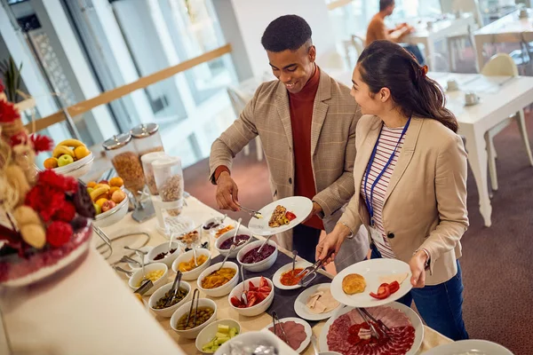 Jóvenes Colegas Están Disfrutando Autoservicio Con Una Deliciosa Comida Ambiente — Foto de Stock