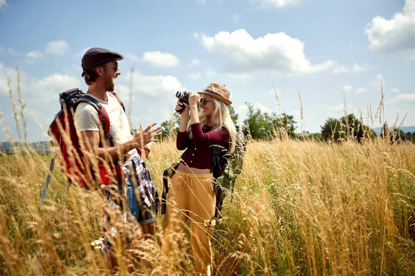 Travel Happy Man Woman Camera Having Fun Together — Stock Photo, Image