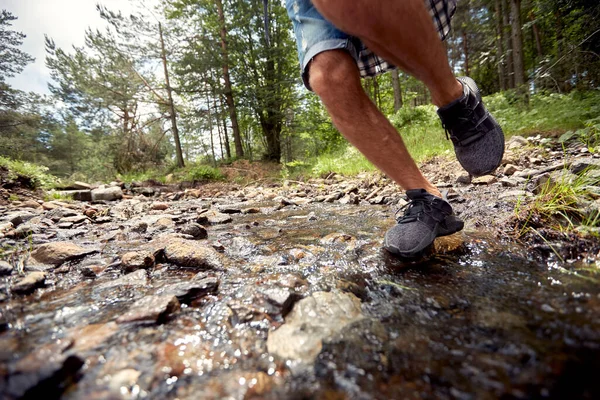 Jeune Homme Traverse Ruisseau Marchant Par Une Belle Journée Ensoleillée — Photo