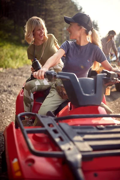 Två Unga Vänner Kvinna Kör Road Buggy Bil — Stockfoto