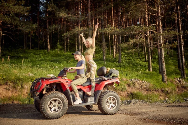 Meninas Jovens Divertem Enquanto Montam Quad Belo Dia Ensolarado Natureza — Fotografia de Stock