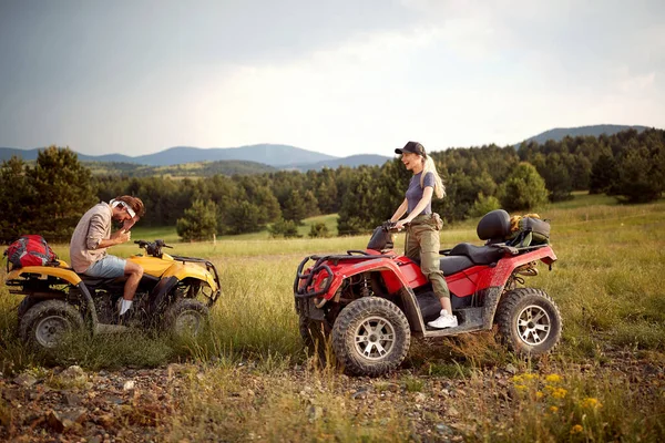 Frends Ιππασία Κόκκινο Quad Bike Quad Ποδήλατα Στα Βουνά — Φωτογραφία Αρχείου