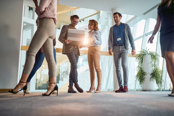 Hommes Femmes Créatifs Debout Dans Couloir Dans Construction Entreprises Travail — Photo