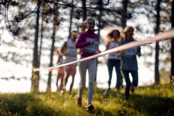 Photo Floue Groupe Athlètes Traversant Forêt Marathon Dans Forêt Sport — Photo