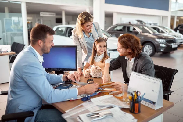 Familie Mit Glücklicher Tochter Kauft Ein Neues Auto Autohaus — Stockfoto