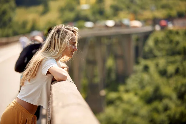 Junge Schöne Lächelnde Frau Die Auf Einer Brücke Steht Und — Stockfoto