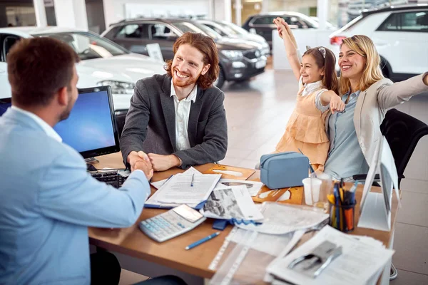 Vreugdevolle Kaukasische Familie Koopt Een Nieuwe Auto Samen Voor Zichzelf — Stockfoto