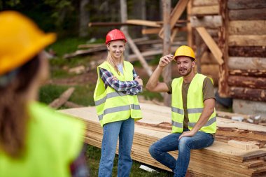 İnşaatçılar güzel bir günde ormandaki şantiyede dinleniyorlar. İnşaat, inşaat, işçiler.