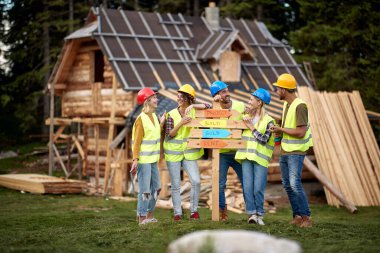 Genç inşaat işçileri. Takım çalışması. İnşaat. marangoz takımı yaratıcı bir şekilde birlikte çalışırlar.,
