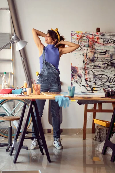 Sanatçı Kadın Tablonun Yanında Duran Ressam Kız Çizeceğini Düşünüyor — Stok fotoğraf