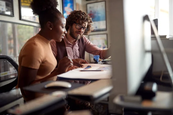 Multiethnic Colleagues Male Female Caucasian Afro American Sitting Together Office — Stock Photo, Image