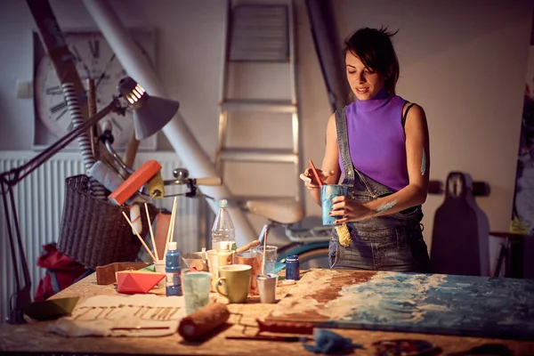 Una Joven Artista Está Preparando Pintura Para Nueva Pintura Ambiente —  Fotos de Stock
