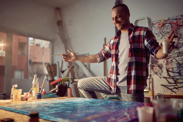 Pintor Sonriente Espacio Trabajo Artista Trabajando Pintura —  Fotos de Stock
