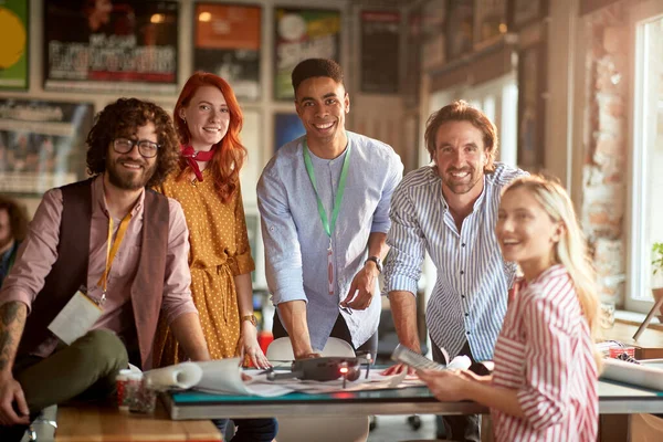 Gruppo Giovani Ingegneri Felici Che Proiettano Insieme Ufficio — Foto Stock