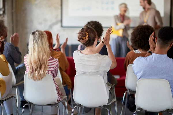 Groep Jonge Creatieve Mensen Applaudisseert Voor Goed Gehouden Presentatie Een — Stockfoto