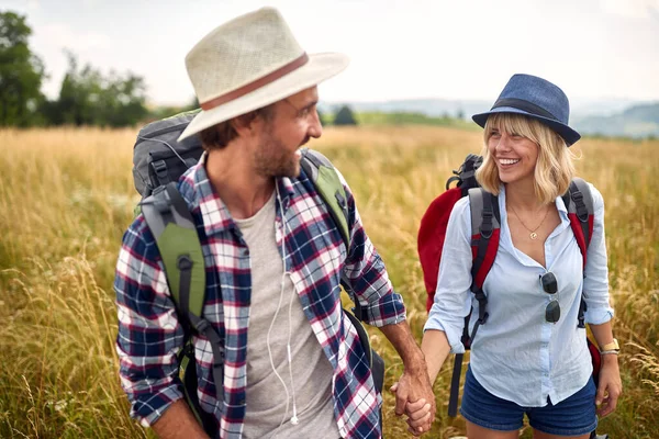 Liebevolle Umarmung Von Mann Und Frau Mit Spaß Der Natur — Stockfoto