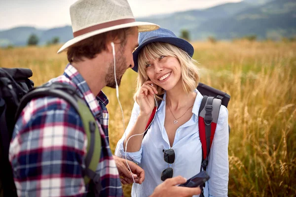 Romántico Sonriente Hombre Mujer Compartiendo Auriculares Naturaleza Escuchando Música —  Fotos de Stock