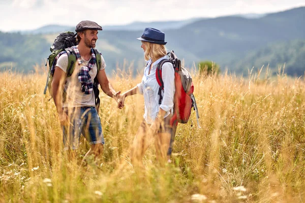 Happy Couple Hiking Mountain Joyful Couple Meadow Sunny Summer Day — Stock Photo, Image