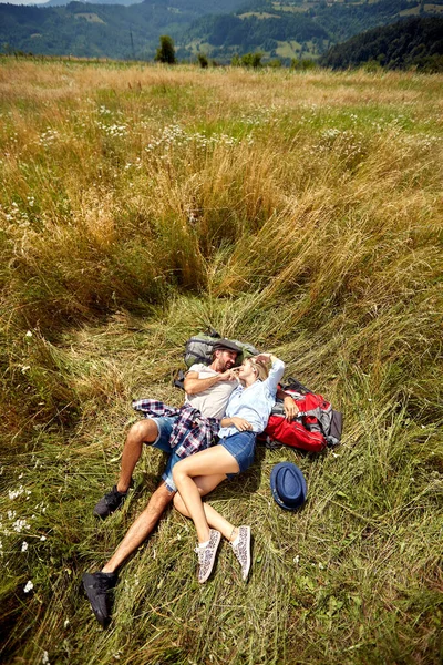 Jovem Casal Está Deitado Grama Enquanto Desfruta Prado Belo Dia — Fotografia de Stock