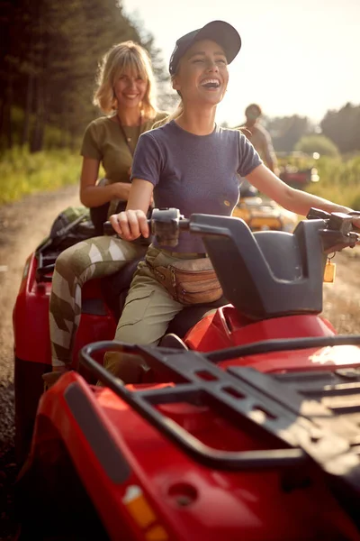 Twee Jonge Vrouwen Rijden Een Road Buggy Auto — Stockfoto