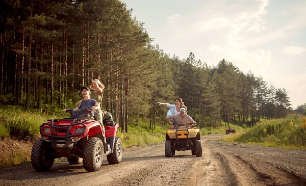 Junge Glückliche Freunde Fahren Einen Offroad Buggy — Stockfoto