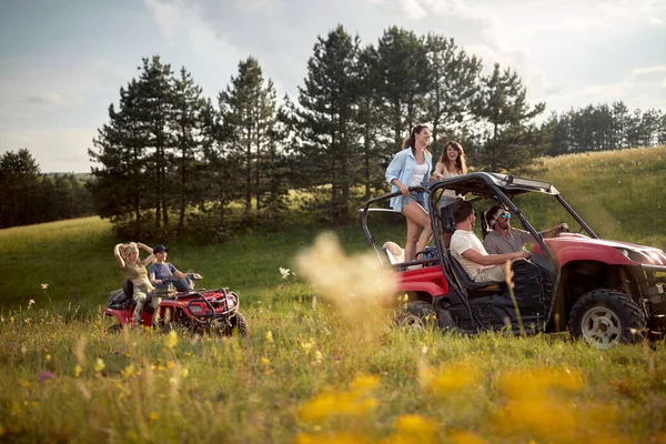 Skupina Přátel Jezdících Čtyřkolkách Krásného Slunečného Dne Přírodě Jízda Příroda — Stock fotografie