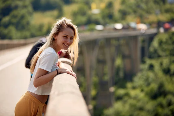 Young Girl Posing Photo While Standing Viaduct Beautiful Sunny Day — Stock Photo, Image