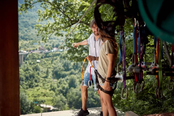 Γυναίκα Πηγαίνει Μια Περιπέτεια Zipline Young Κορίτσι Zipline — Φωτογραφία Αρχείου