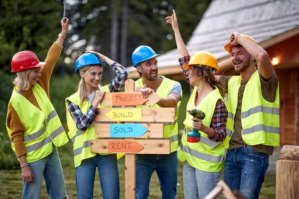 Trabajo Equipo Personas Construcción Sonrientes Con Estructura Madera Board Wooden — Foto de Stock