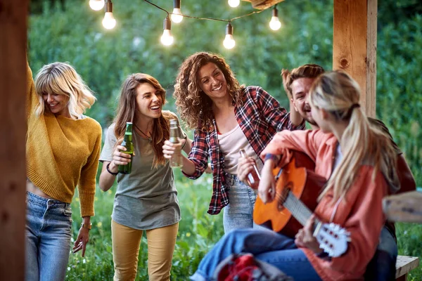 Een Groep Vrienden Die Zingen Drinken Veranda Van Het Huisje — Stockfoto