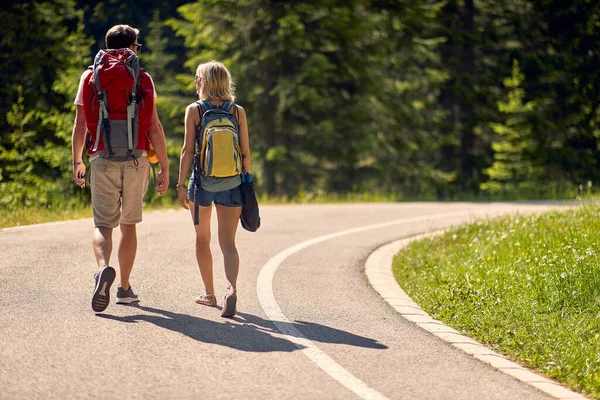 Couple Walking Road Man Woman Backpacks Forest Trail Hiking Lifestyle — Stock Photo, Image